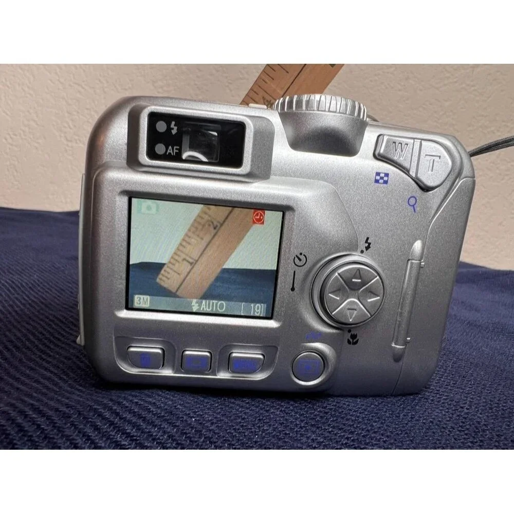 Nikon Coolpix 3100 3.2MP Digital Camera 3x Optical Zoom Memory Card **READ
